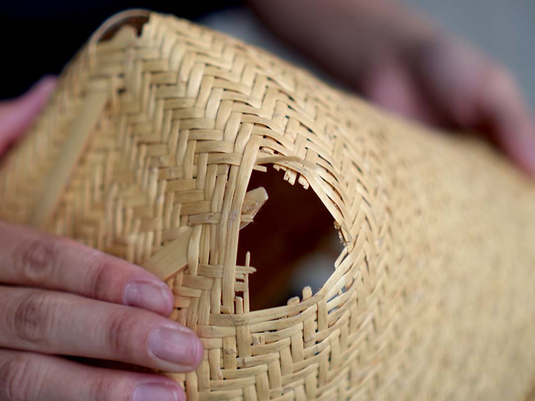 スズ竹の籠に空いた穴