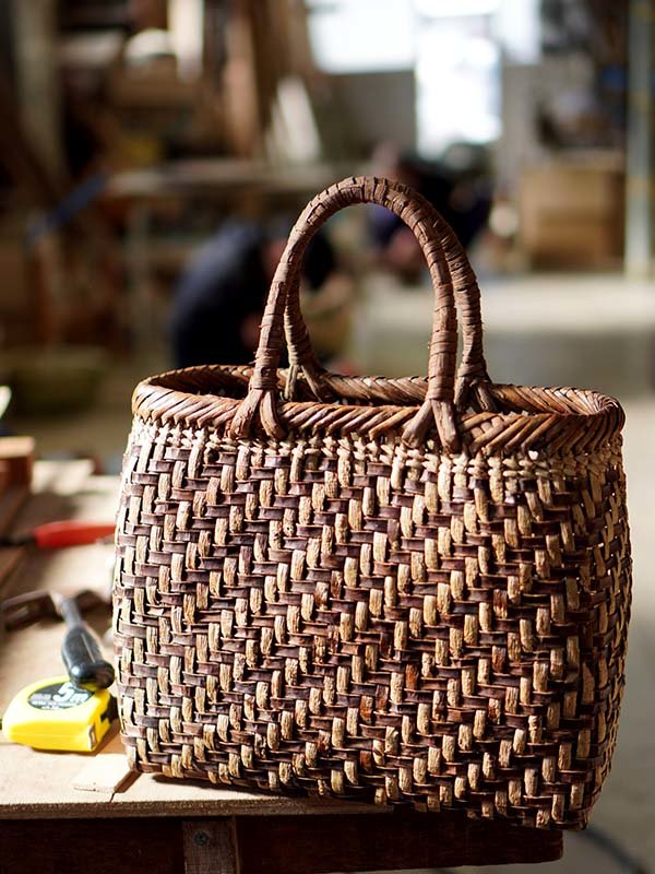 クルミの手提げ籠バッグに山ぶどうの持ち手