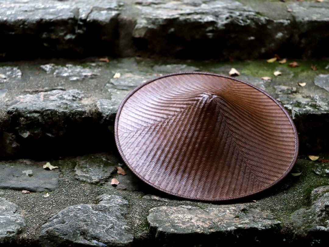 石段に竹網代笠