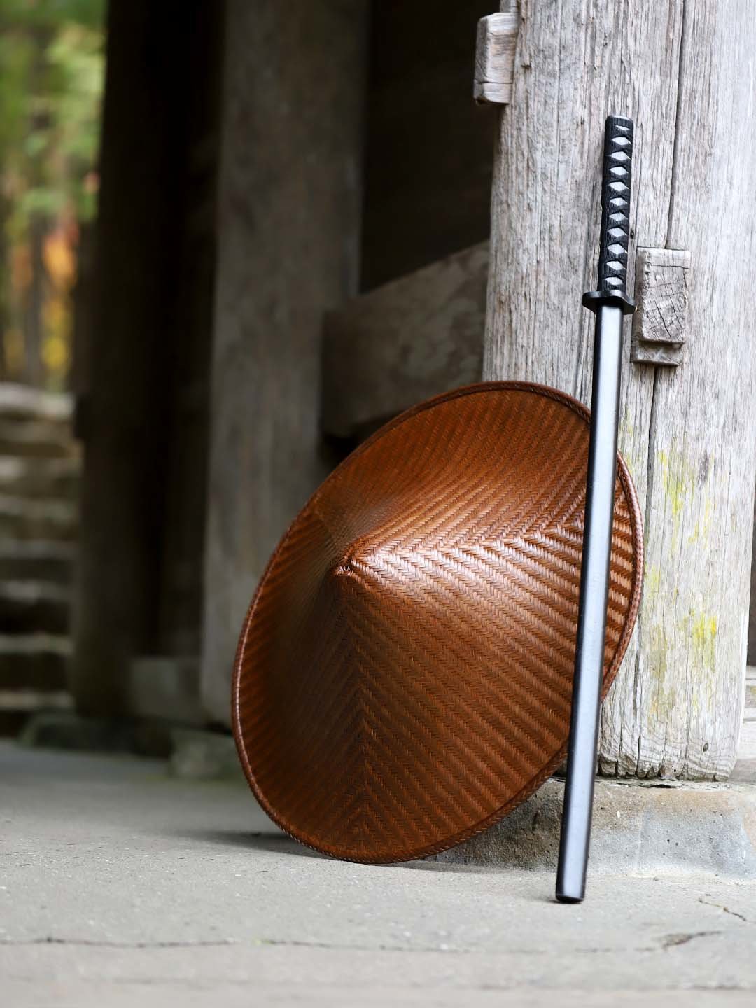 山門にて浪人笠と刀