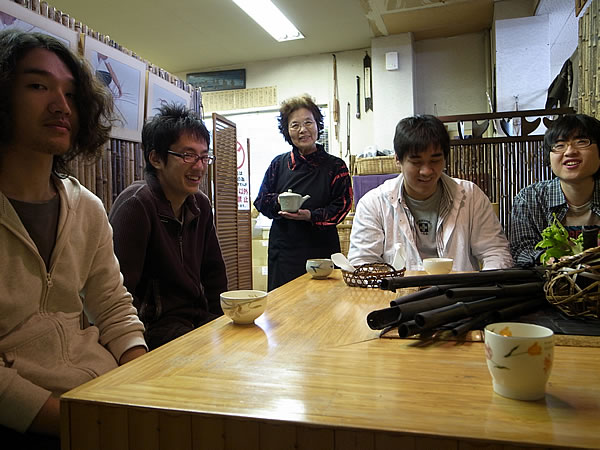 高知工科大学の学生さんと虎竹茶で歓談