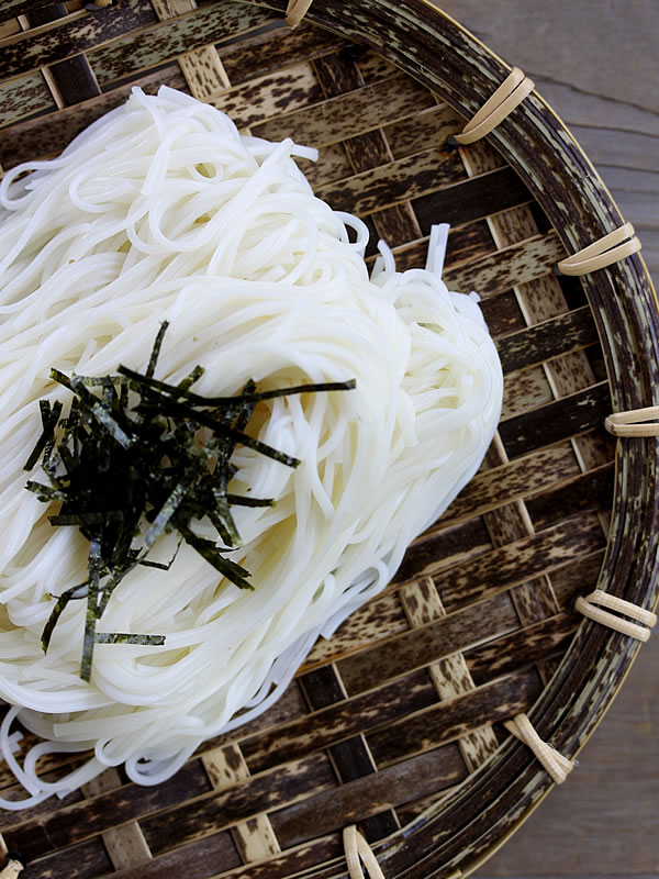 虎竹に素麺