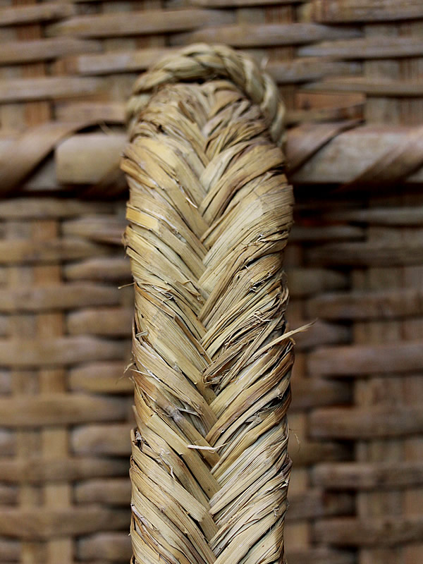 古い竹籠と藁縄