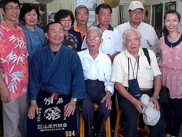 人間国宝、黄塗山さんを囲んで