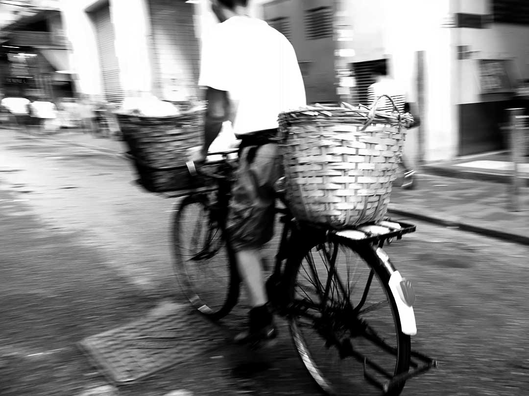 自転車に積んだ竹籠