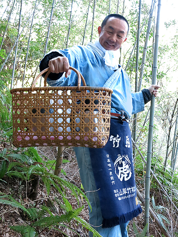 竹林での竹籠