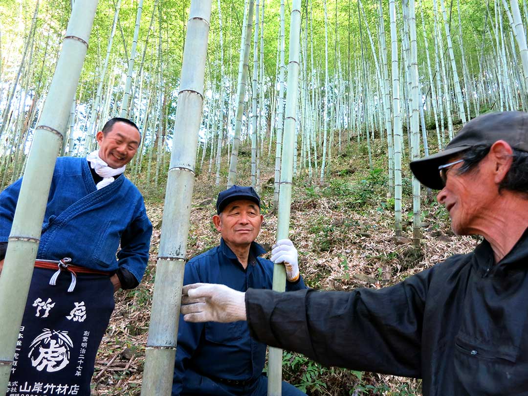 虎竹の里山の職人さんとヒロタリアンさん、竹虎四代目（山岸義浩）