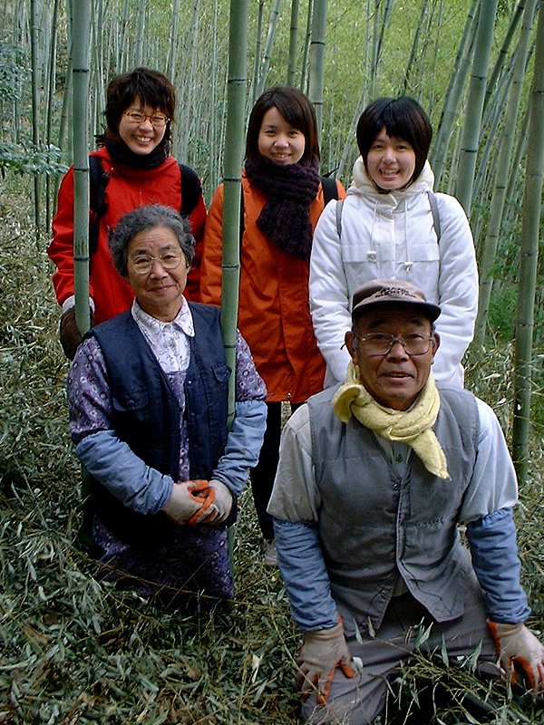 竹虎2001年春インターンシップ生と虎竹の里、山の職人