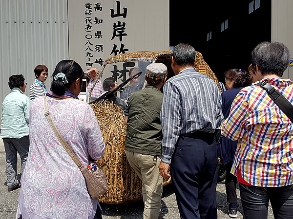 日本唯一虎竹自動車、本社前