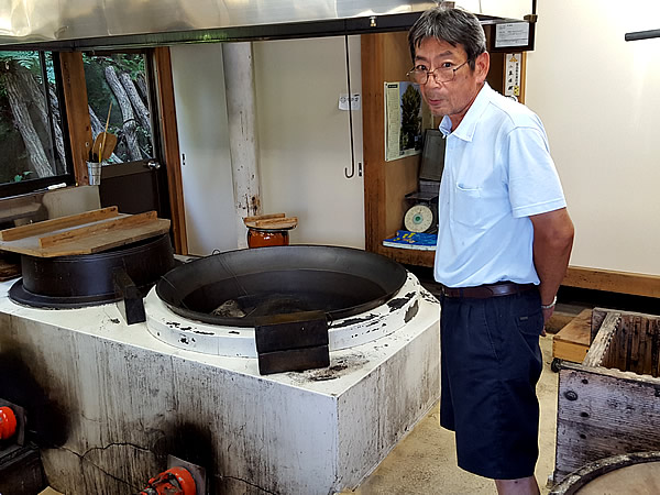 小夜の中山名物子育飴製造