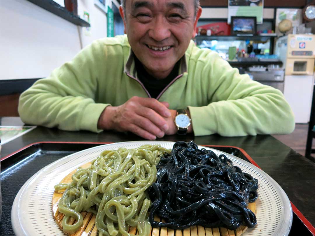 官兵衛うどんの竹炭麺とブロッコリー麺