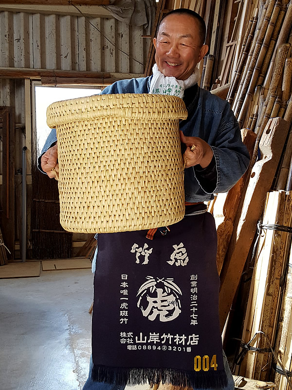 わらいずみ、飯櫃（めしびつ）入