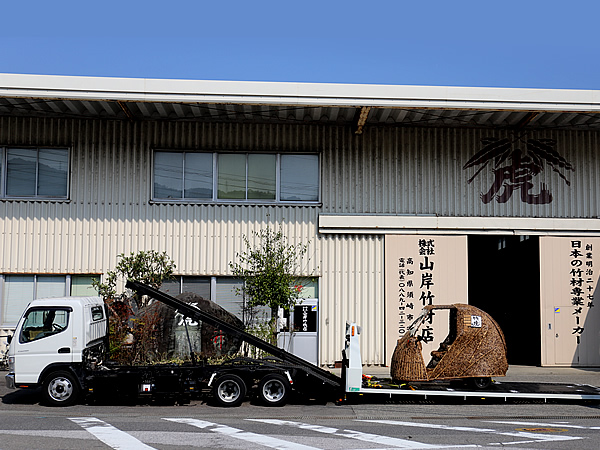 日本唯一の虎竹自動車、竹トラッカー積み込み