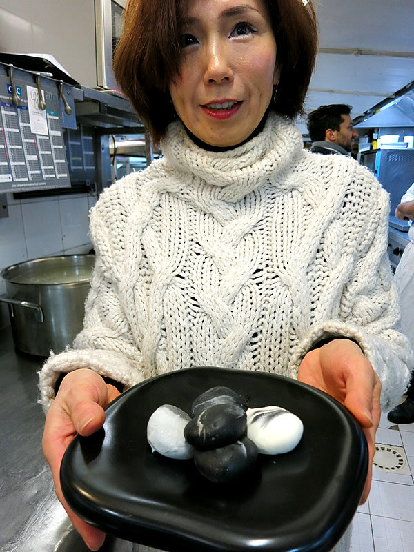 パリの竹炭スイーツ