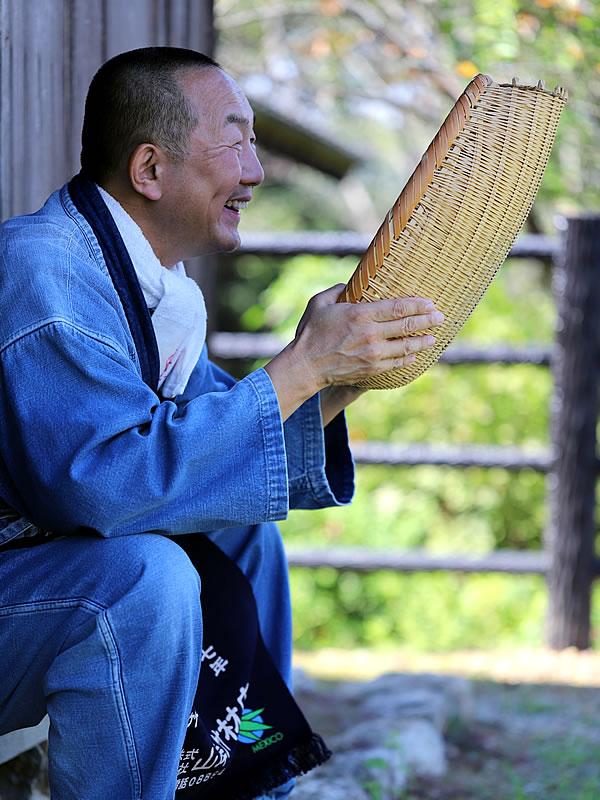 竹虎四代目（山岸義浩）、作務衣