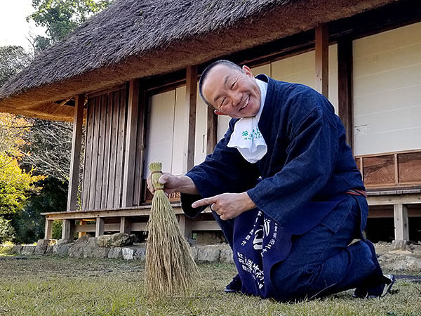 松井竹材店の手箒、竹虎四代目（山岸義浩）