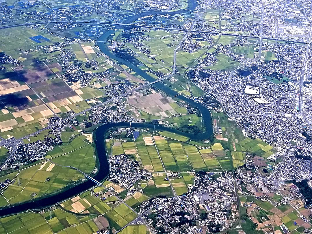 曲がった川