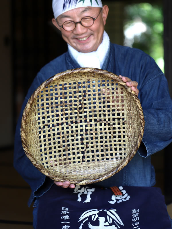 虎竹四ツ目ざる、竹虎四代目（山岸義浩）