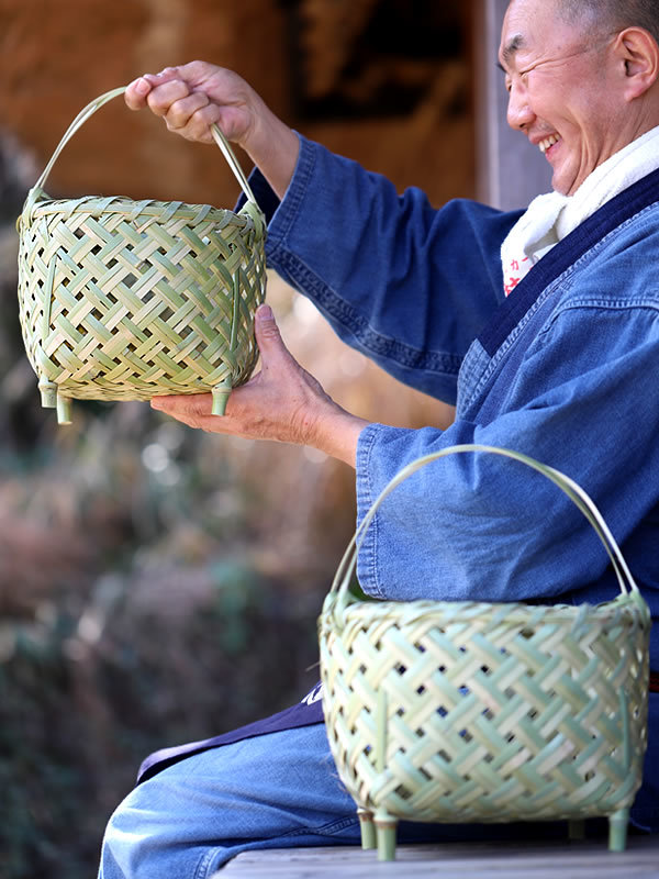 手付き四ツ目籠丸足付き、竹虎四代目（山岸義浩）