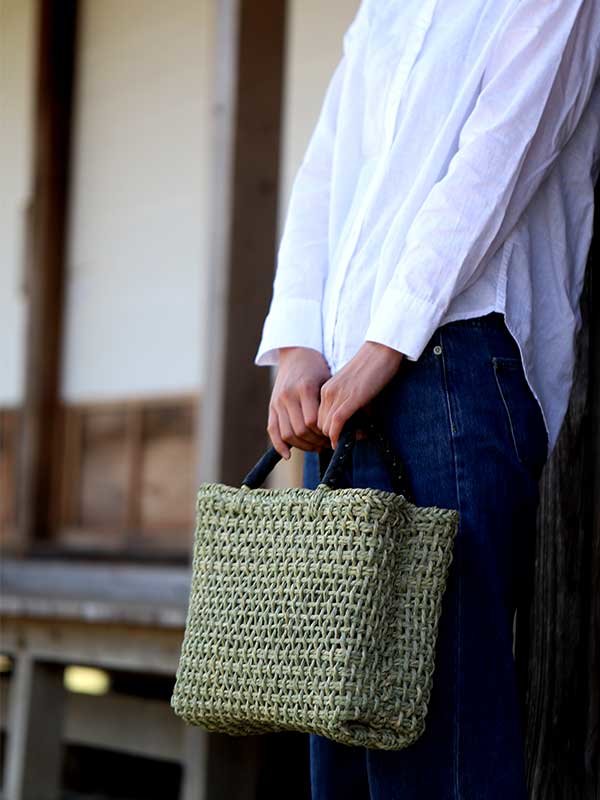 い草編み黒革持ち手バッグ