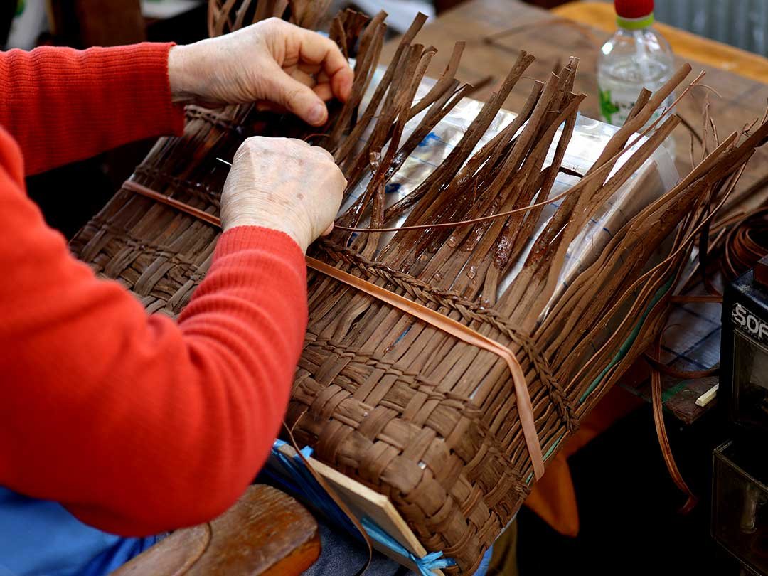 山ぶどう棚編み手提げ籠製作
