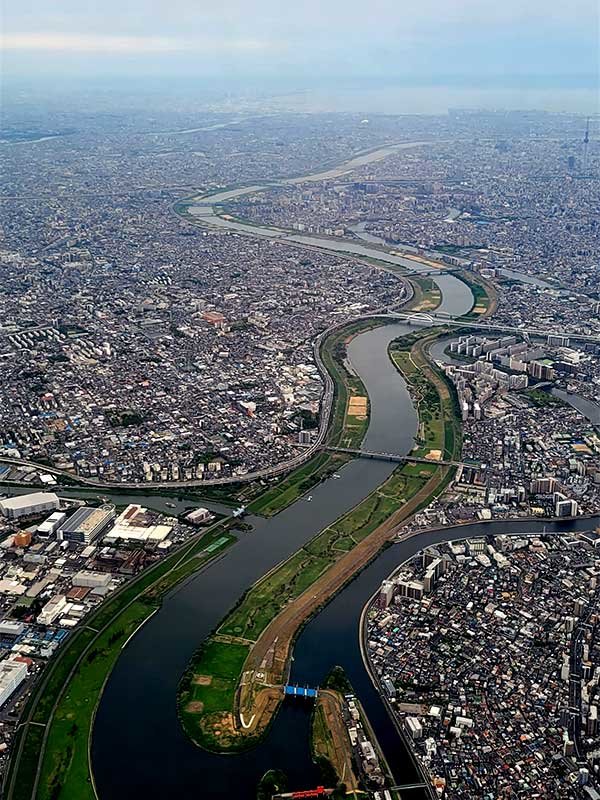 東京上空から荒川を見る