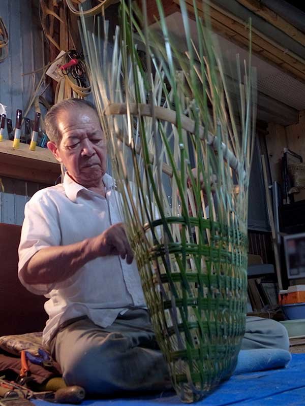 飯干五男氏の背負い籠(かるい)編み