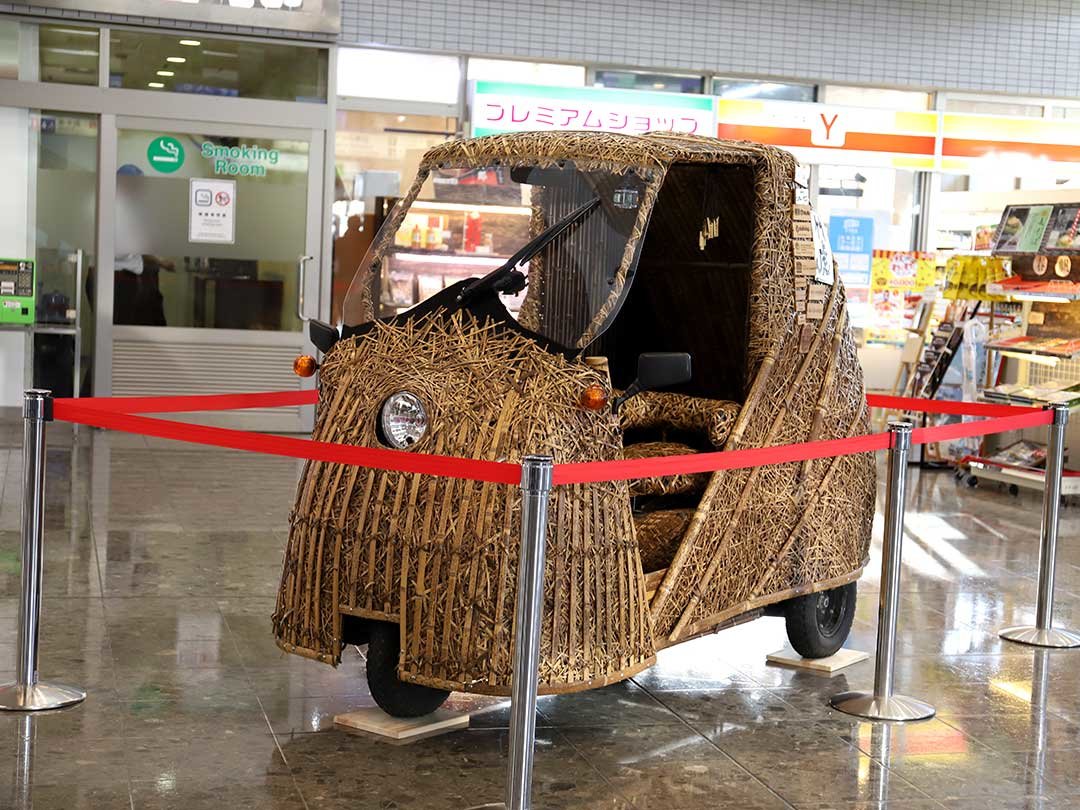 日本唯一の虎竹電気自動車「竹トラッカー」山口宇部空港展示