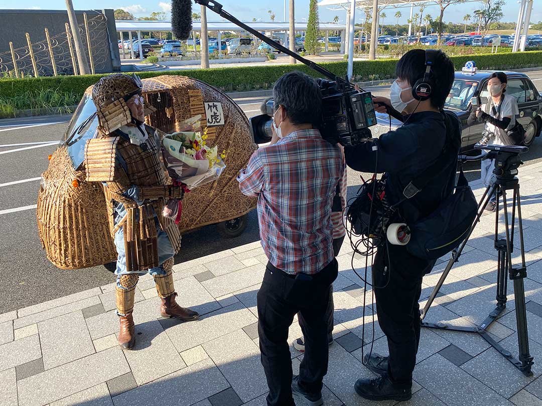 山口宇部空港にて竹虎四代目（山岸義浩）取材