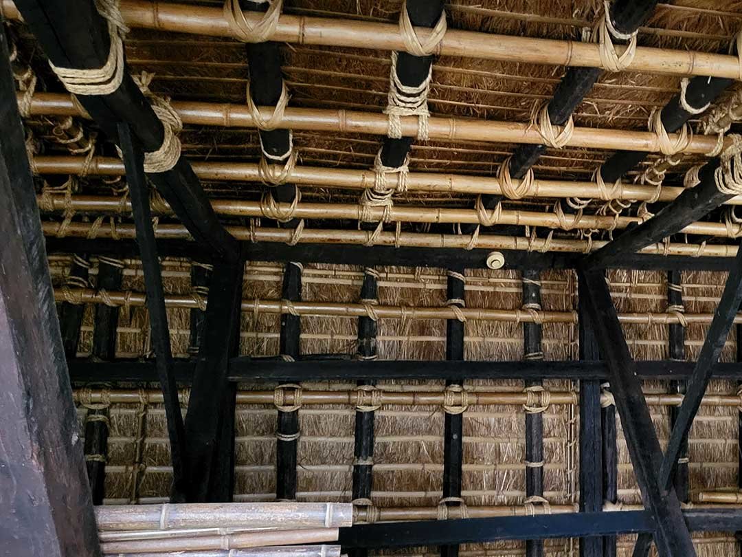 藁ぶき屋根の竹