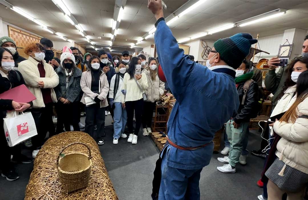 留学生竹虎見学、竹虎四代目（山岸義浩)、青竹踏み