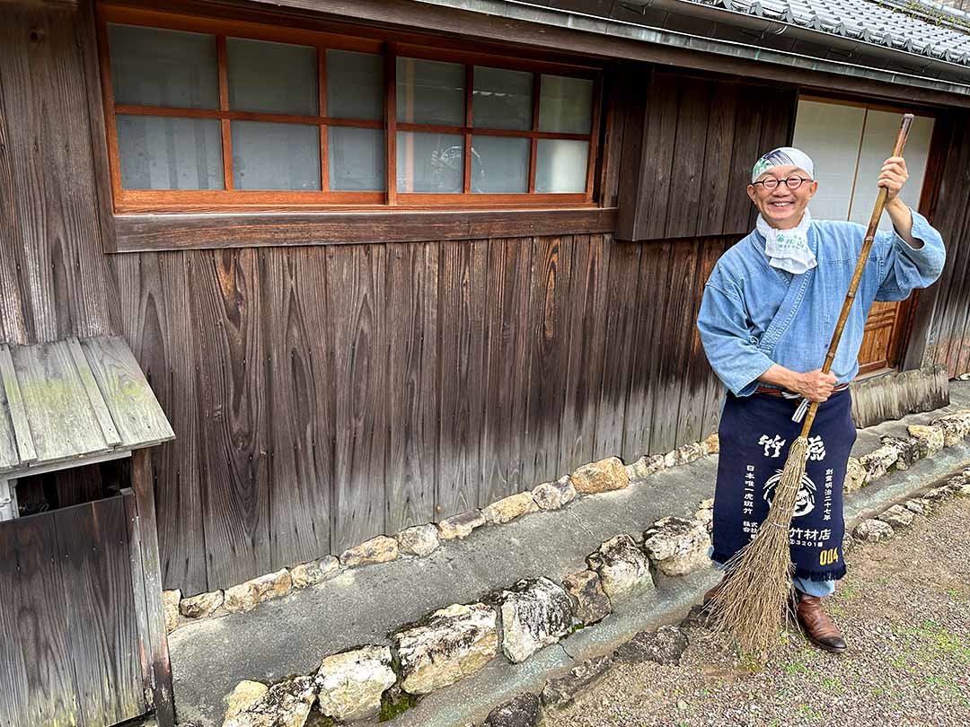 名人の竹箒、竹虎四代目（山岸義浩）