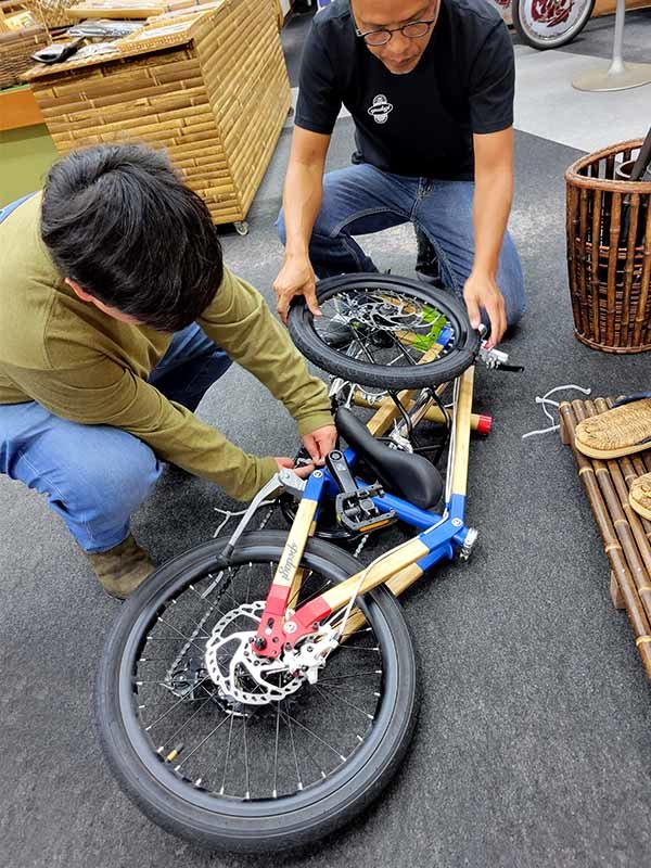 Singgih Susilo Kartonopg、竹自転車組み立て