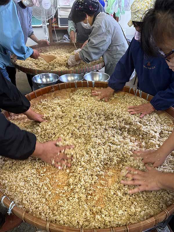 竹ざる味噌作り