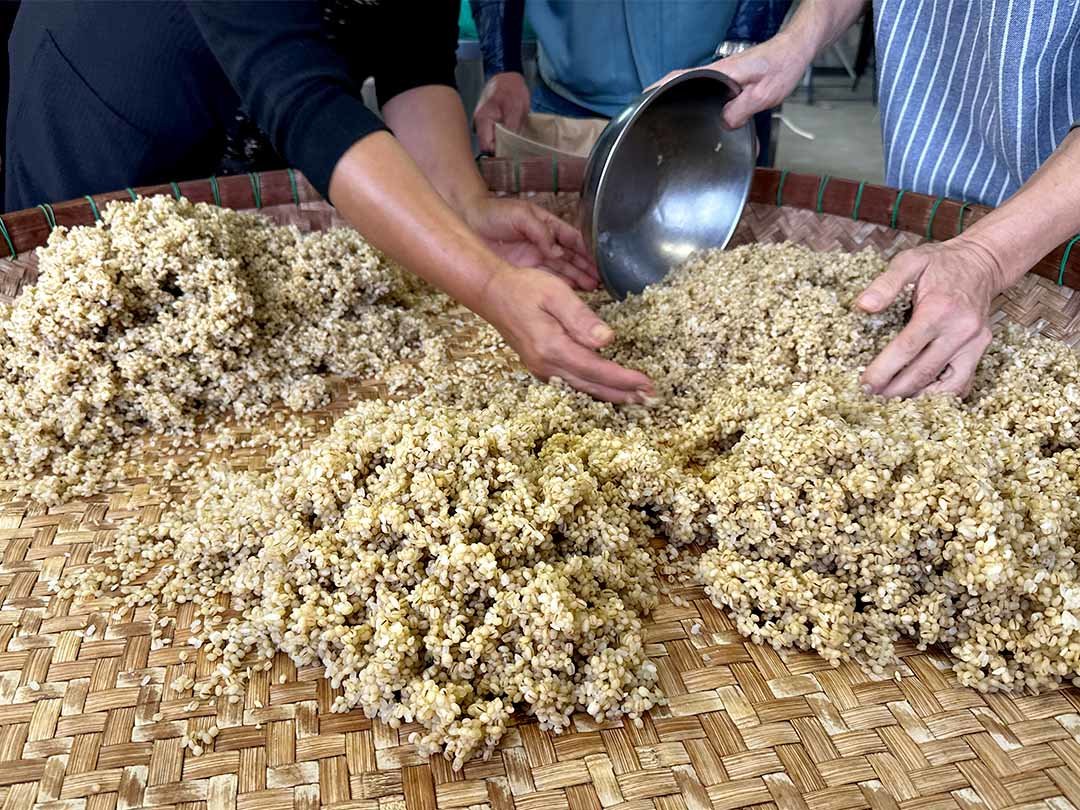 竹ざるの味噌作り