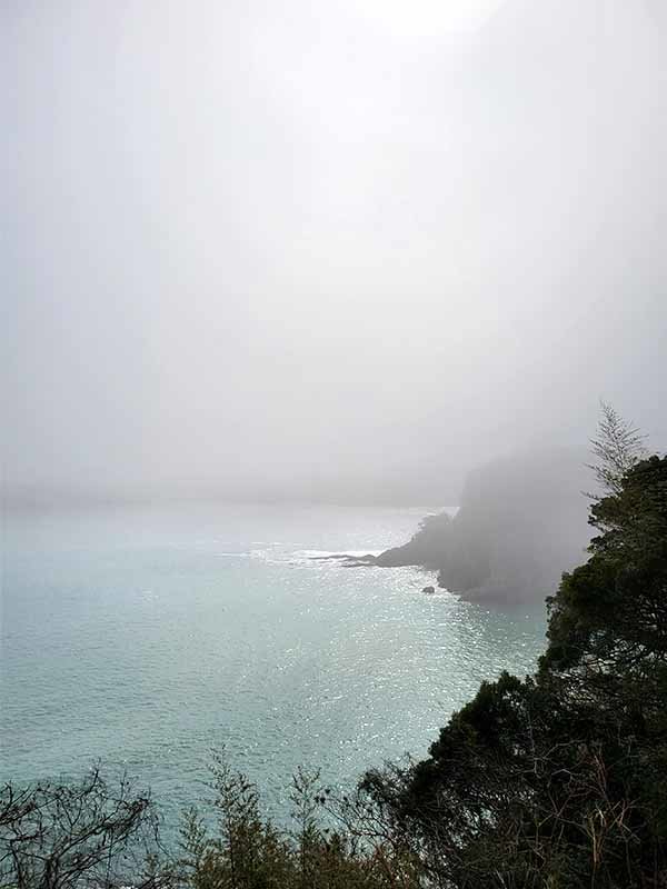 霧の安和の海岸