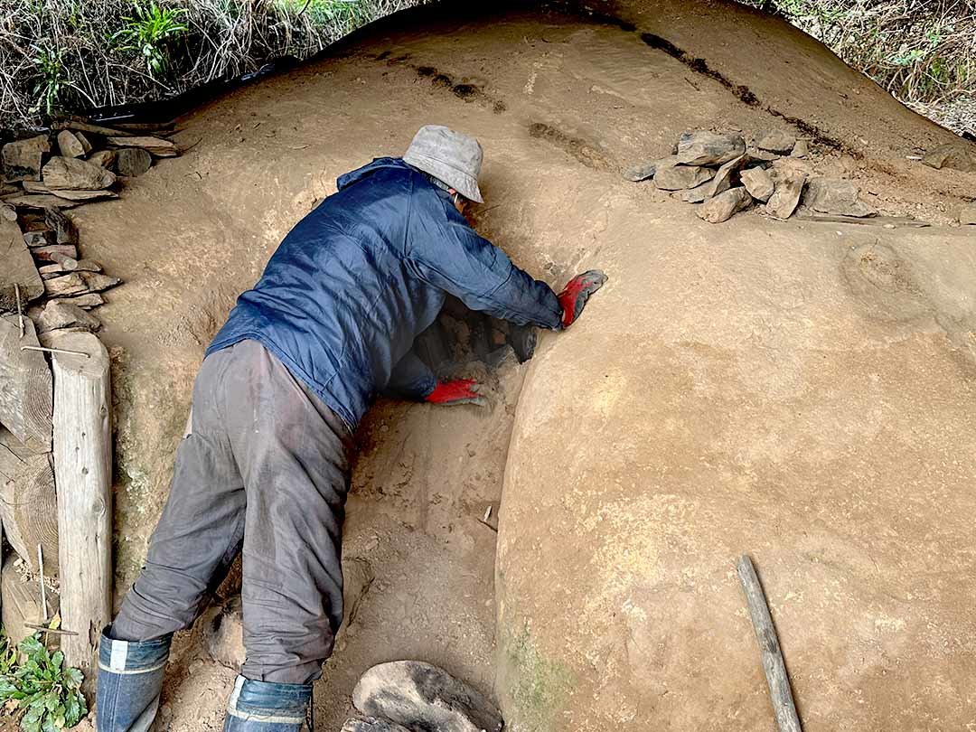 里山の竹炭窯