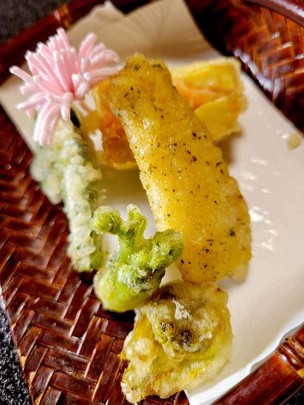 筍の海老挟み、竹米あられ揚げ