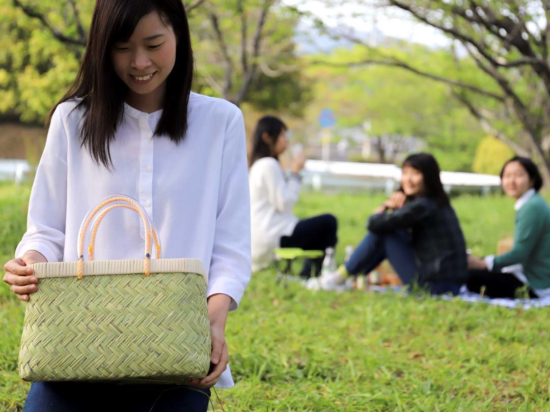 スズ竹市場籠でピクニック