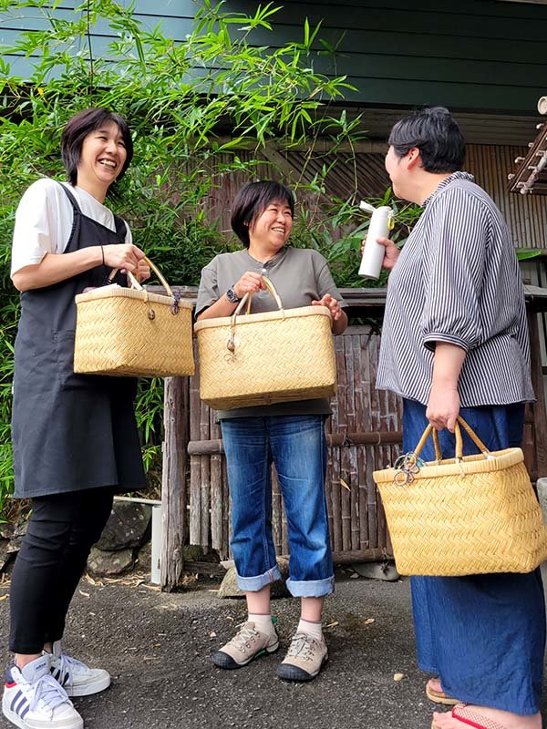 竹虎スタッフの使う市場籠バッグ
