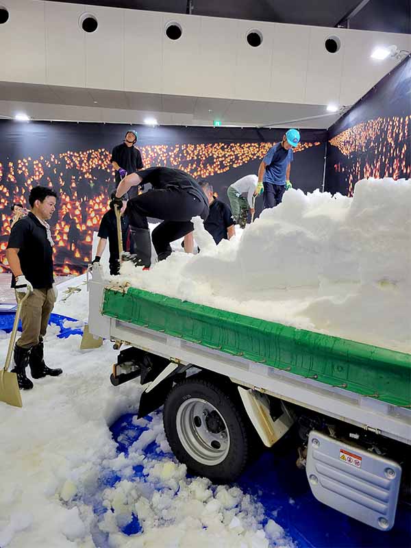 本物の雪でカマクラ