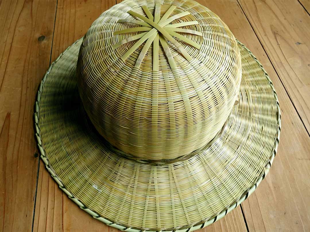 編みあがったばかりの竹帽子