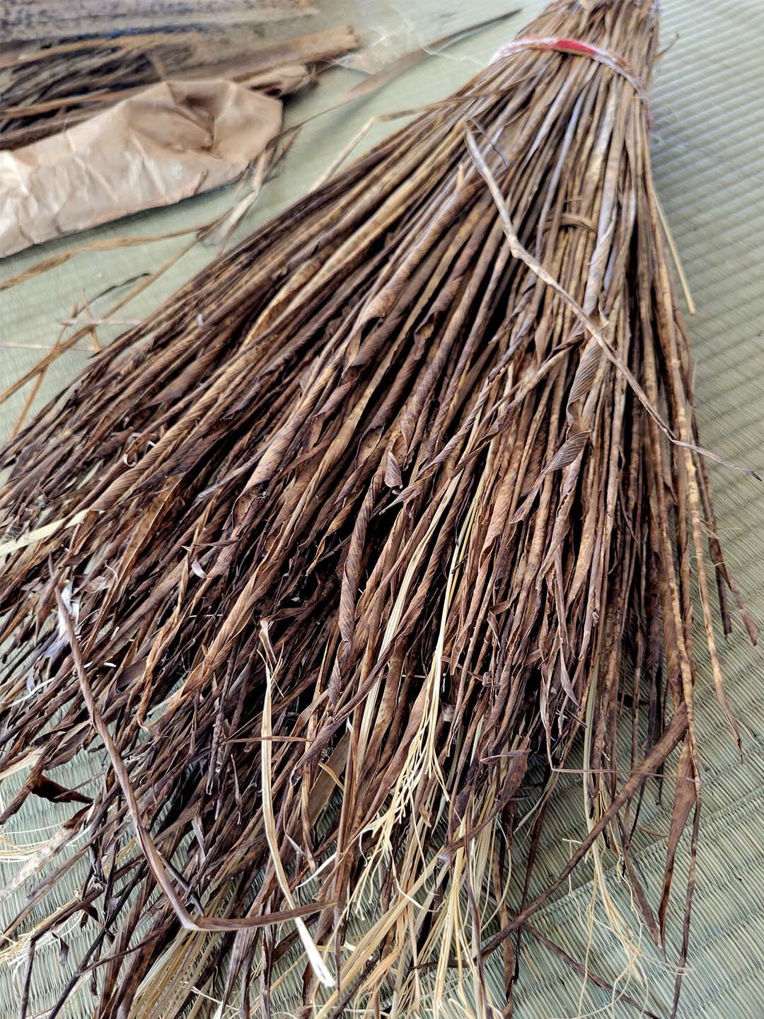 細く裂いた竹皮