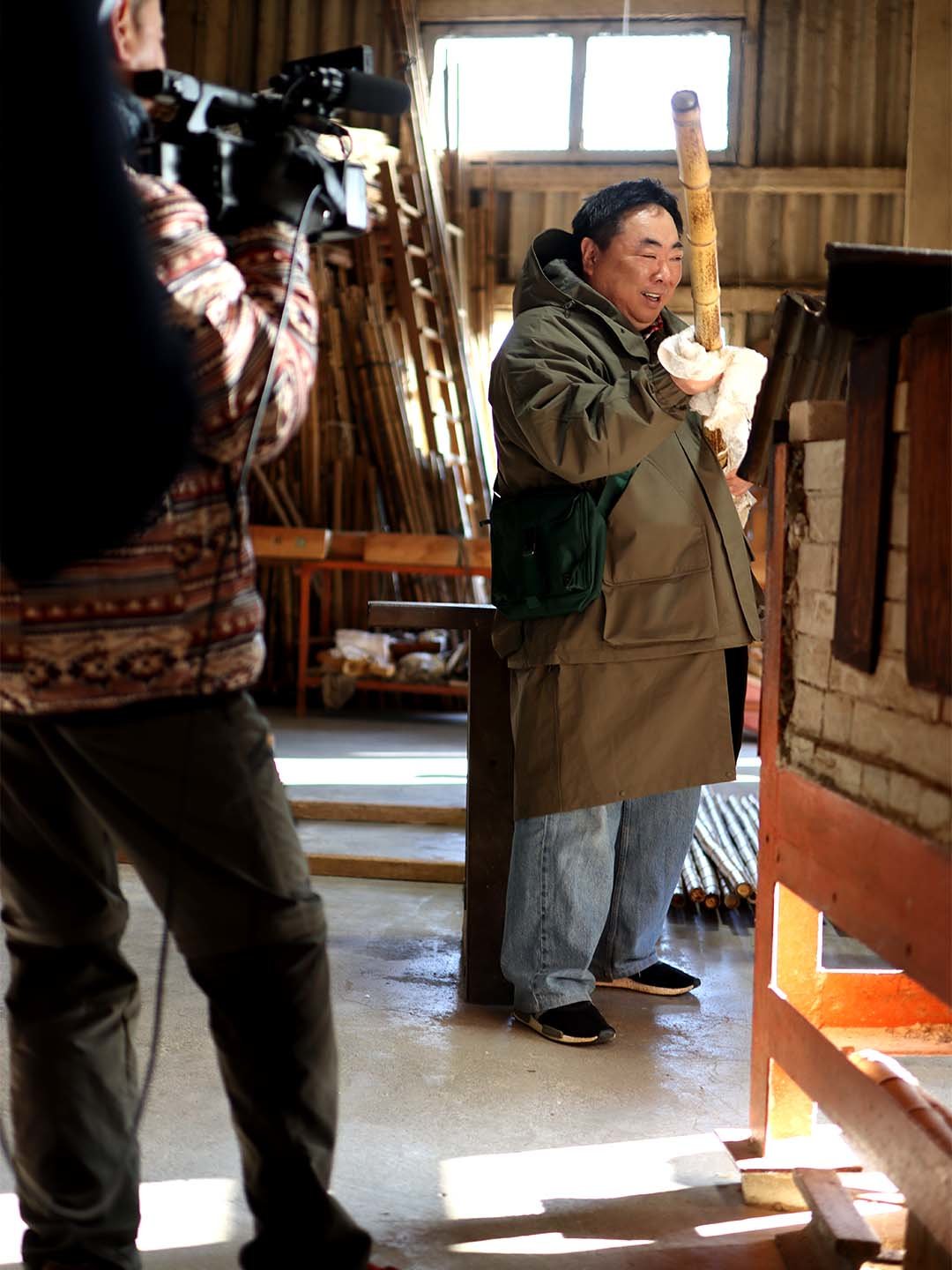 塚地武雅さん「遠くへ行きたい」、虎竹油抜き