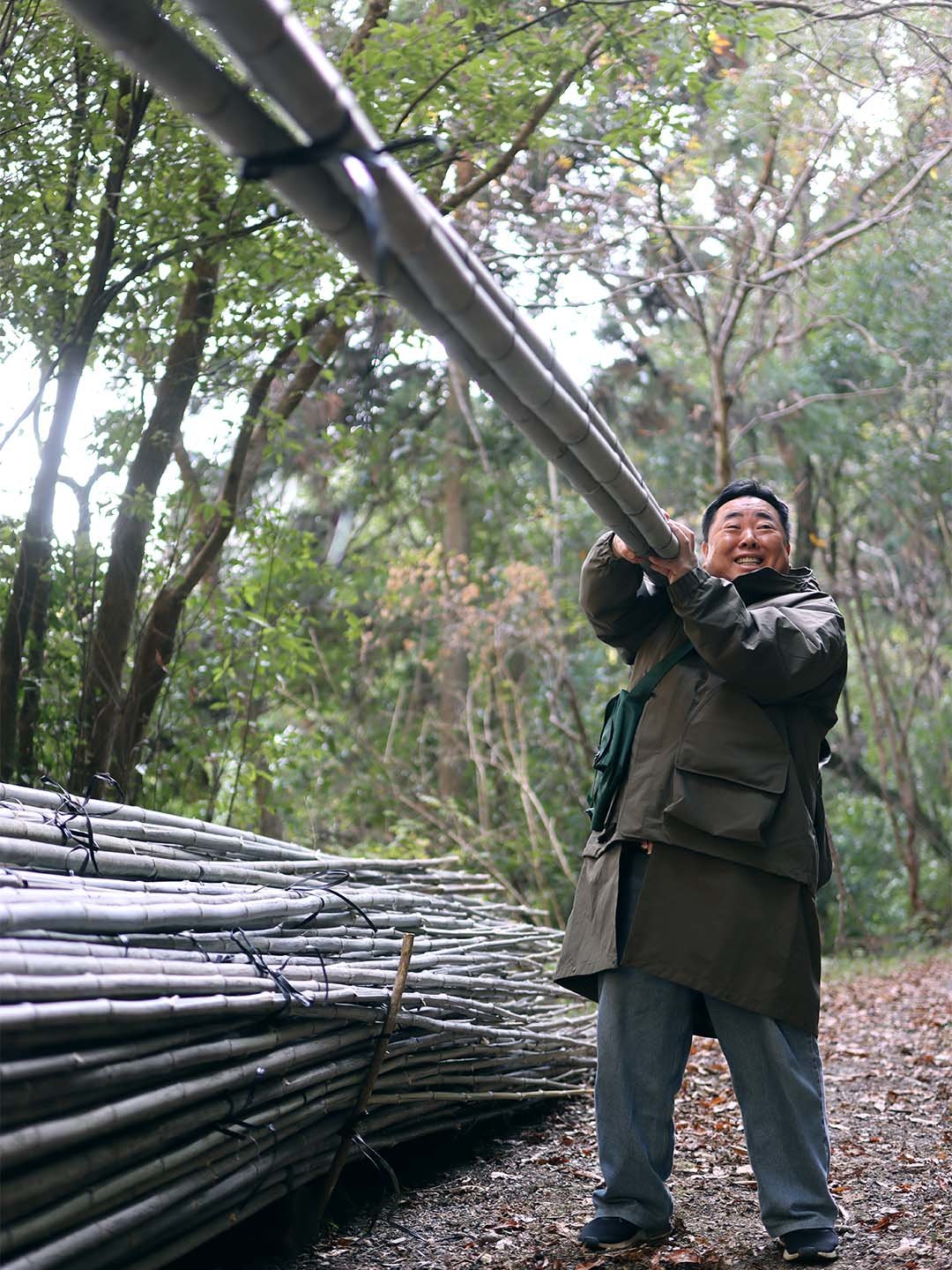 塚地武雅さん虎竹担ぐ