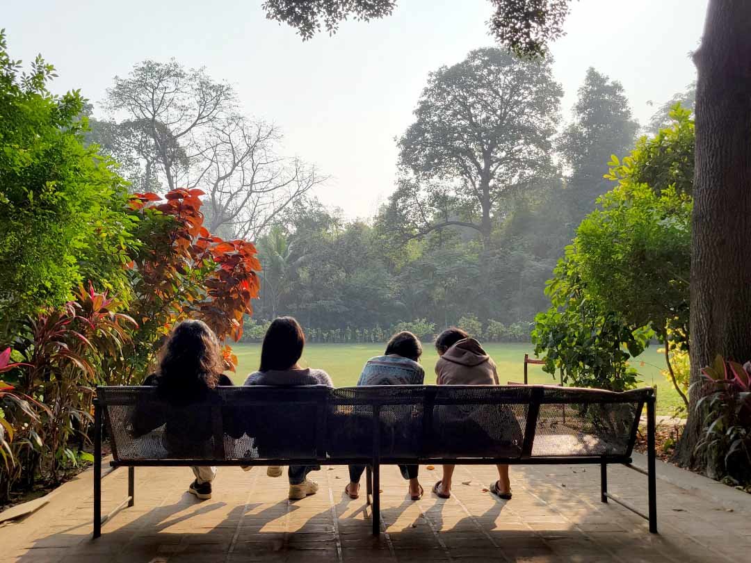 イームズ広場のベンチ