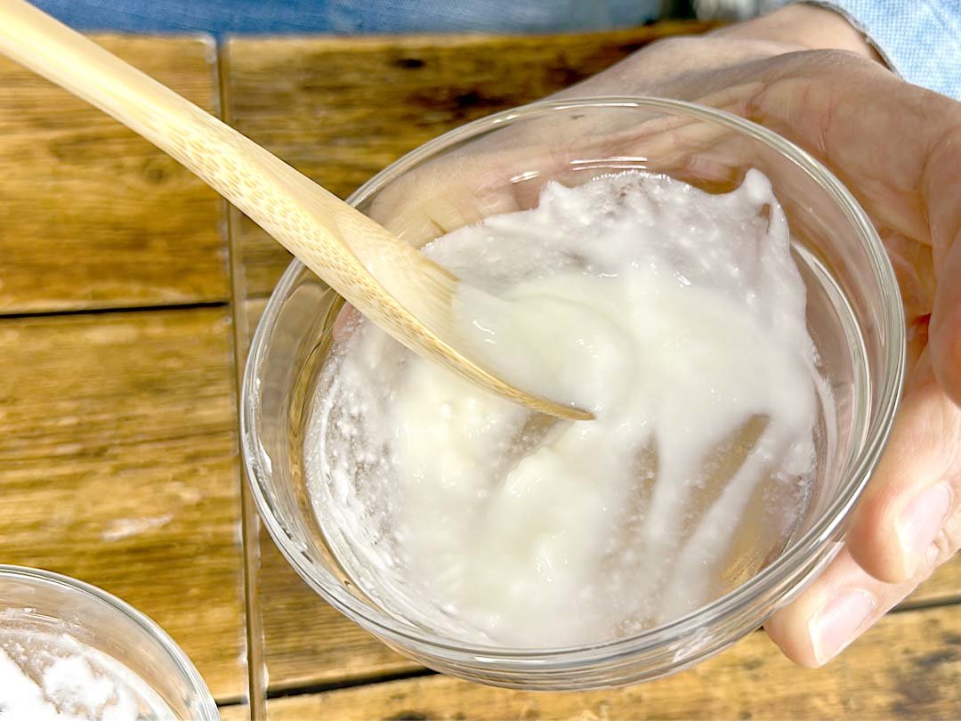 国産竹スプーンでヨーグルトを食べる