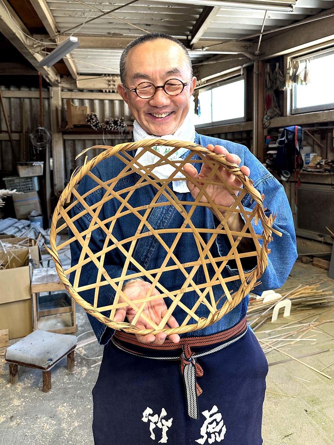 修理前の竹籠、竹虎四代目（山岸義浩）