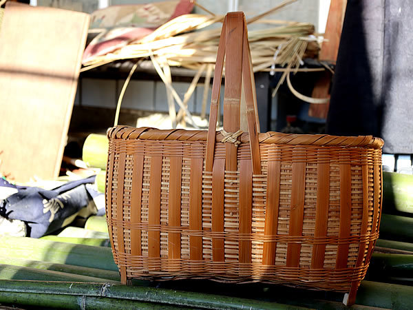 経年変色した真竹磨き縦ヒゴ手提げ籠バッグ