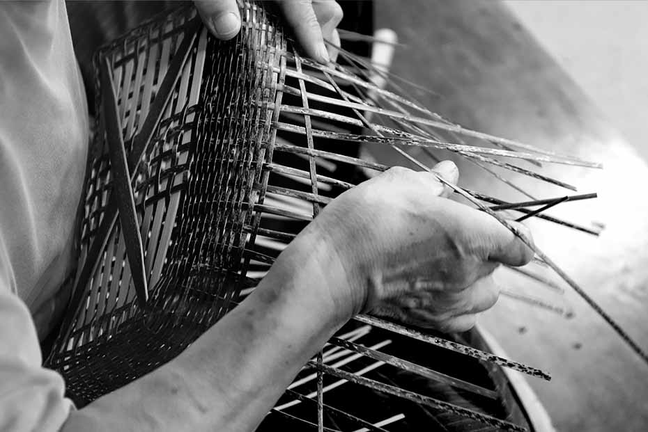 虎竹買い物かごを編む職人